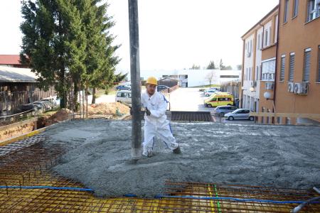 BETONIRANJE PLOŠČE PRIZIDKA PRI ZD CERKNICA 03 FOTO LJUBO VUKELIČ